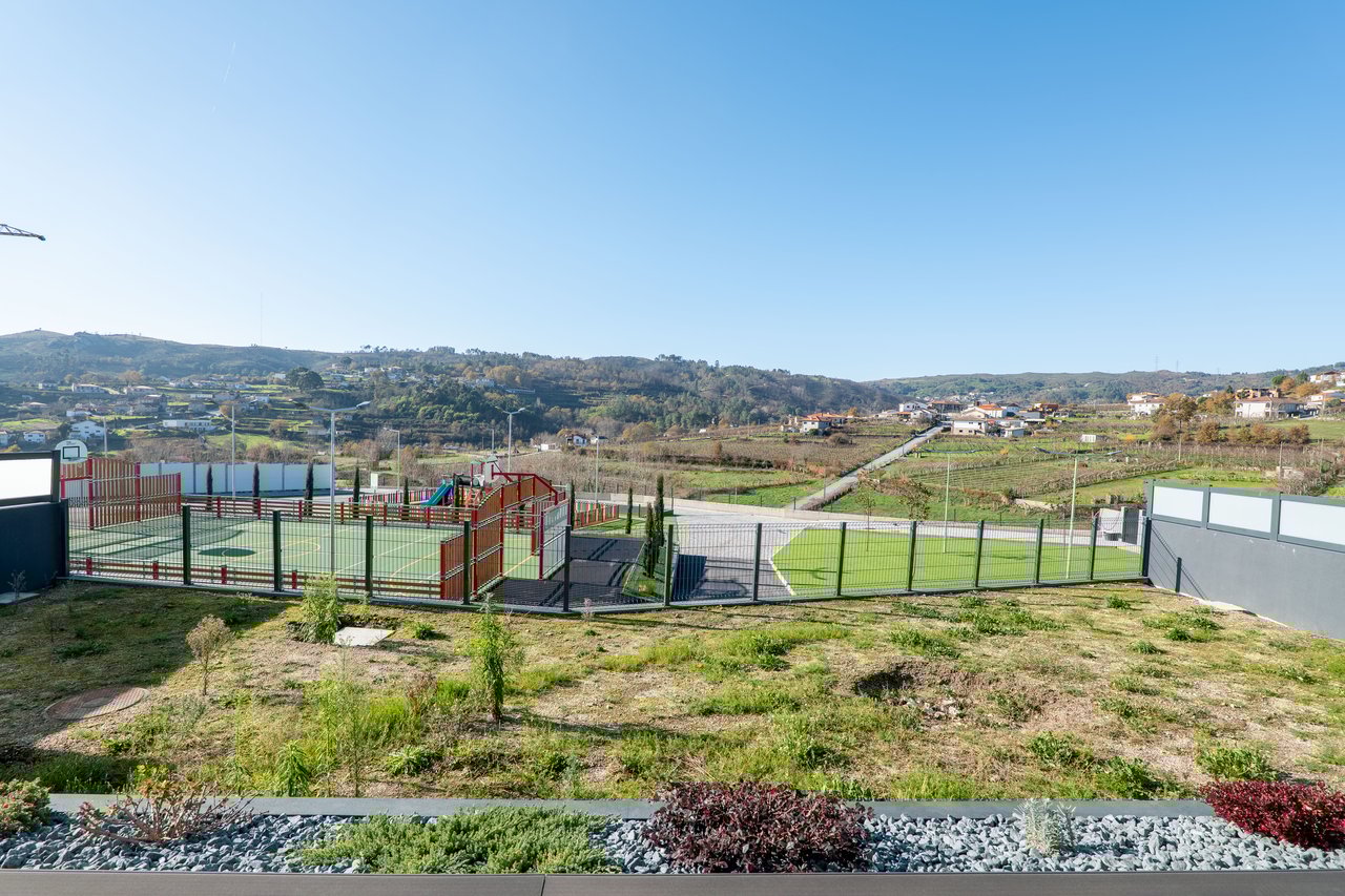  3-Bedroom Villa with Private Garage near Porto