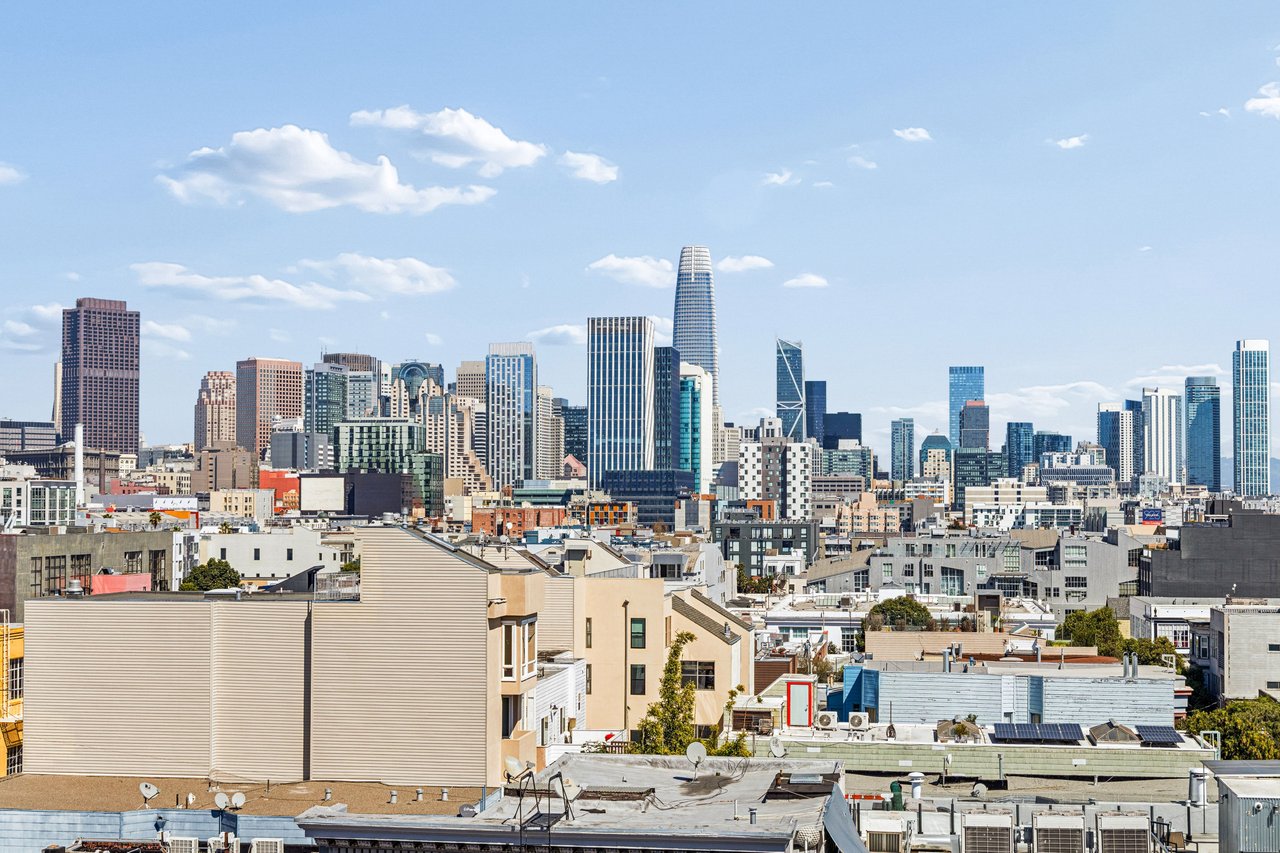 Sweeping panoramic views of the San Francisco skyline, including iconic downtown architecture and Salesforce Tower, create a stunning urban backdrop from this elevated residence—true city living at its finest.