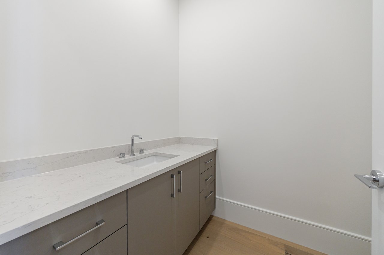 2425 Peachtree Road Unit 1806