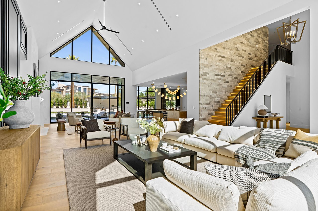 6230 E HILLCREST Boulevard