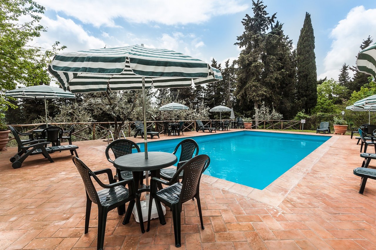 High End Country Villa With Apartments