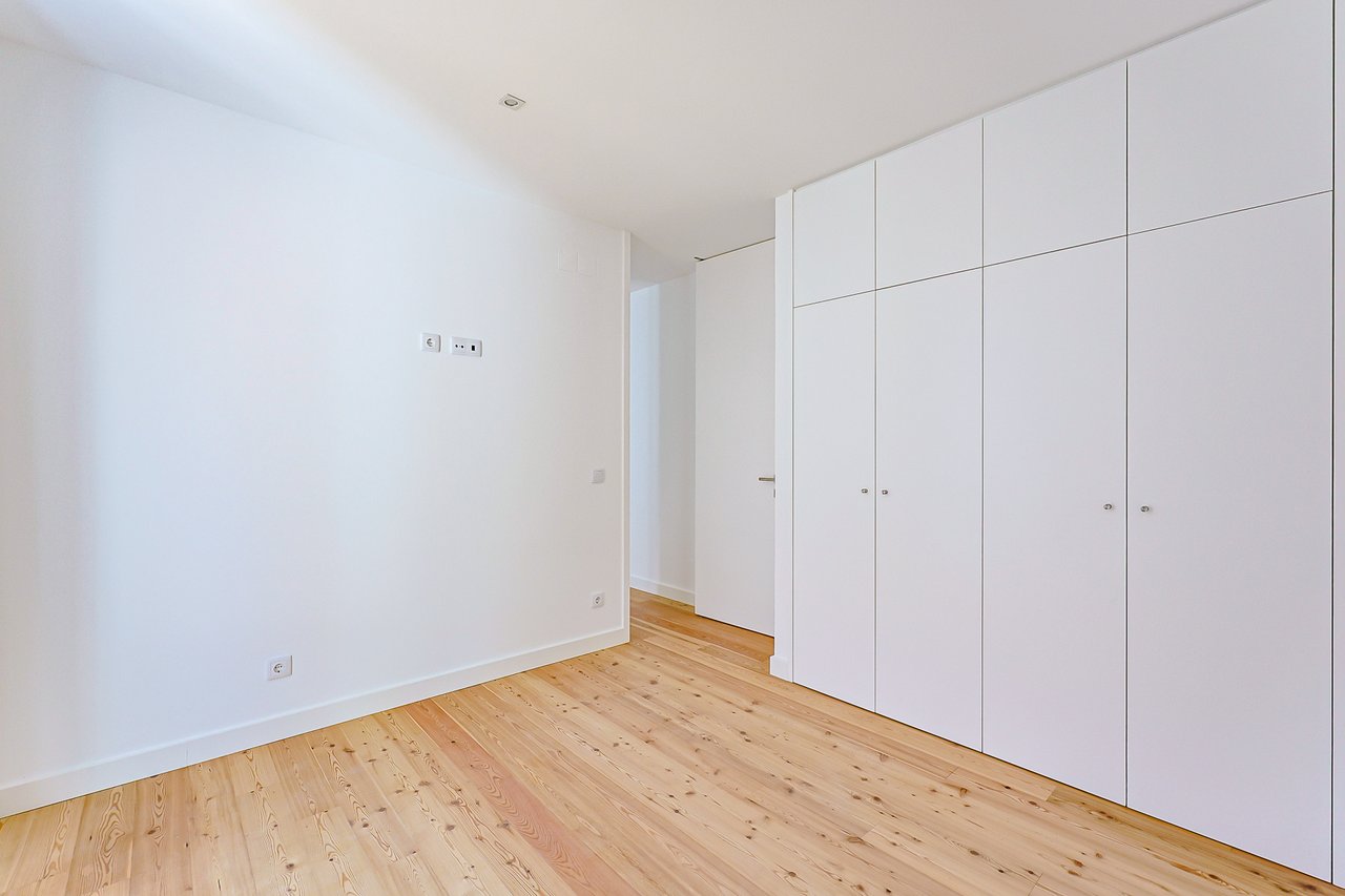 3-BDR Duplex with Sea View, Balcony & Private Lift in Monte Estoril