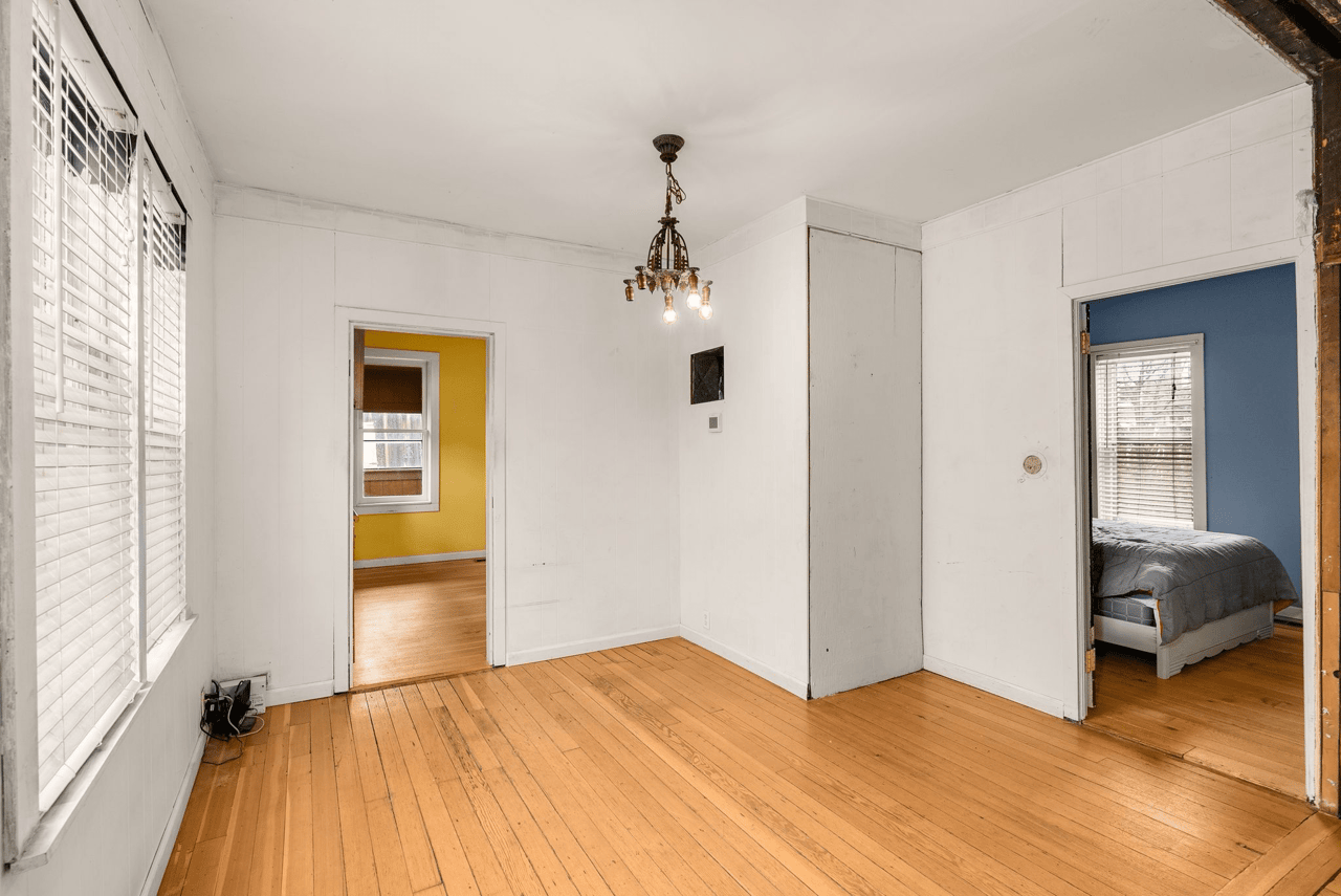 *SOLD* Just Listed In Roslyn