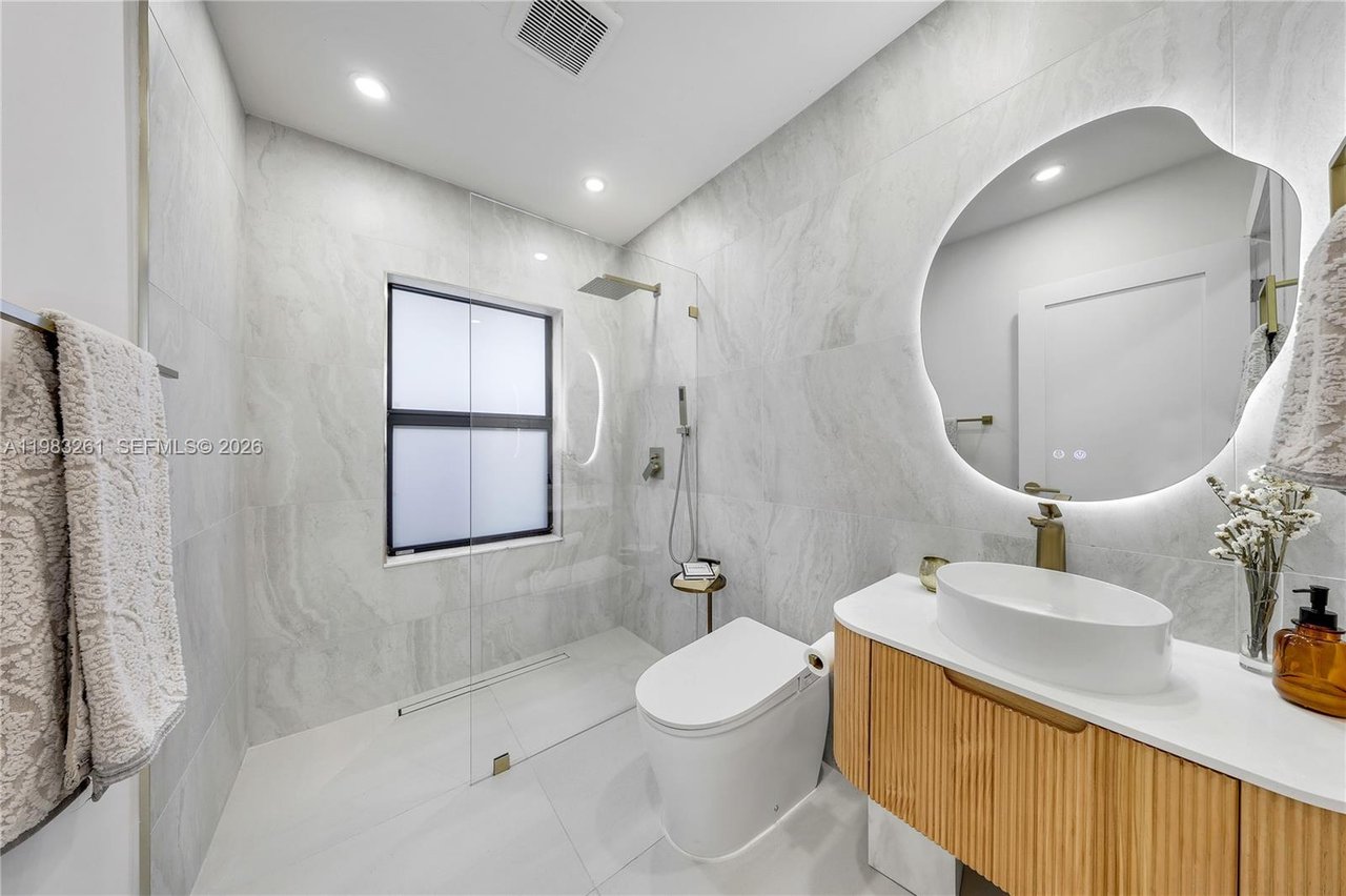 10610-ne-11-avenue-miami-shores-home-for-sale-bathroom