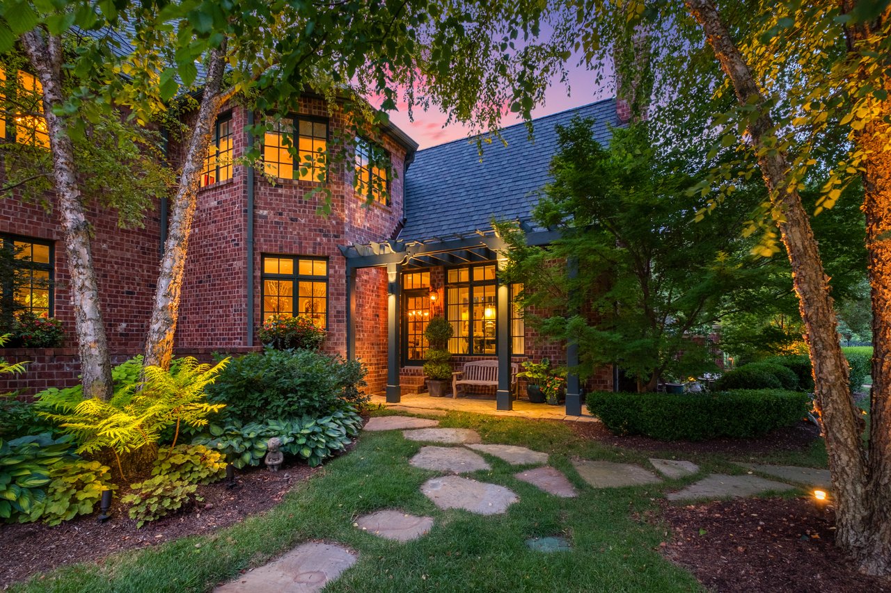 A Town & Country Sanctuary on 2+ Acres With a Surprising Backdrop 
