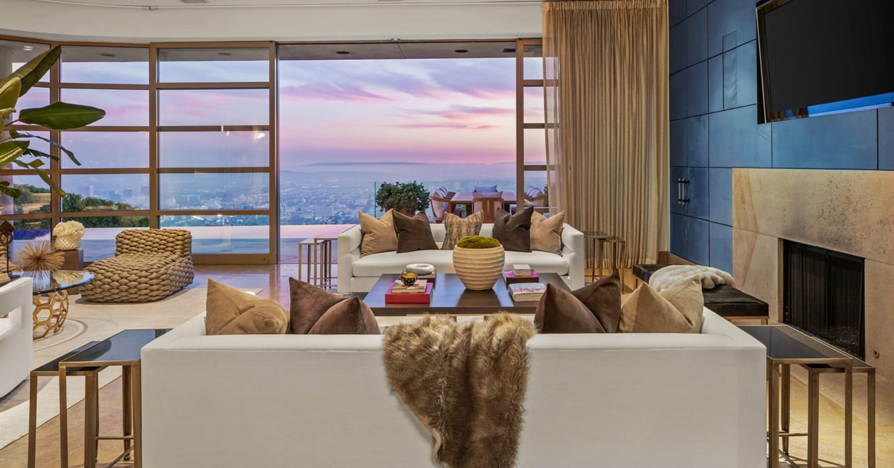 A spectacular modern view estate