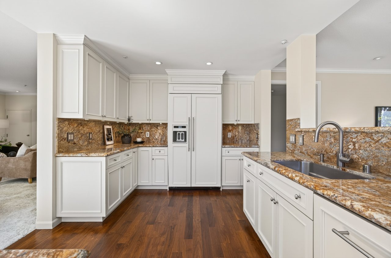 Luxurious End Unit in Point Tiburon