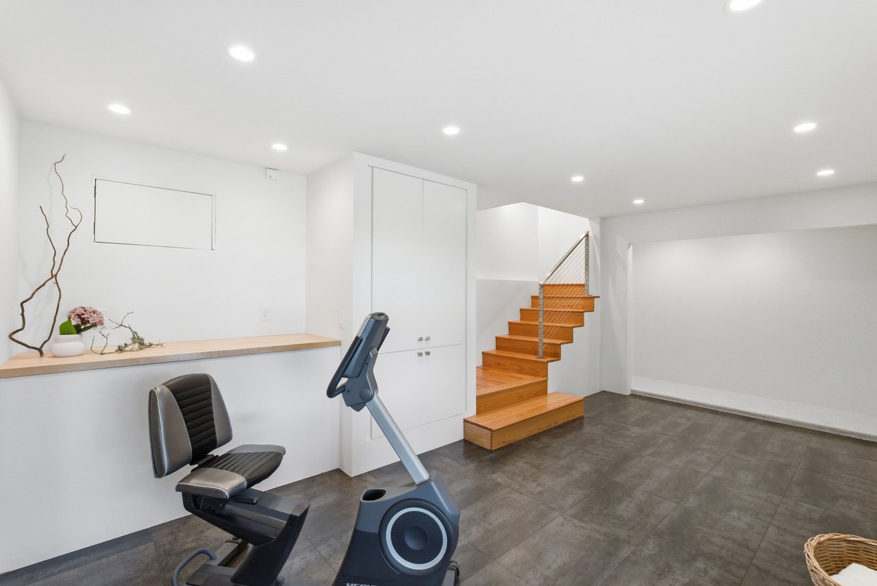 240 Tappan Ln