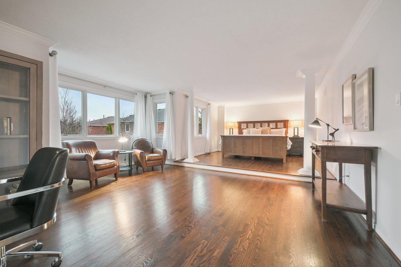 Prestigious Glen Abbey living with a backyard made for summer