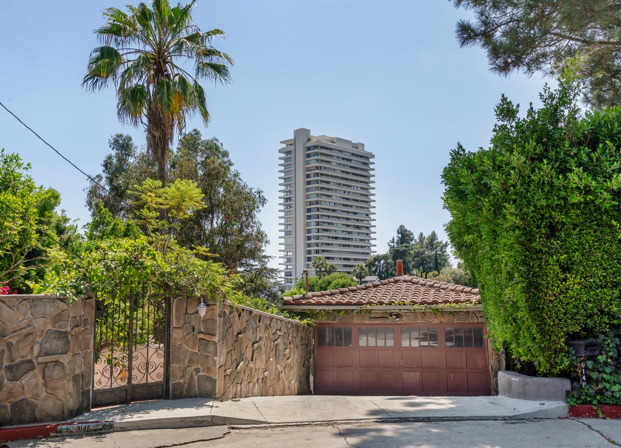 9146 St Ives Dr, Sunset Strip