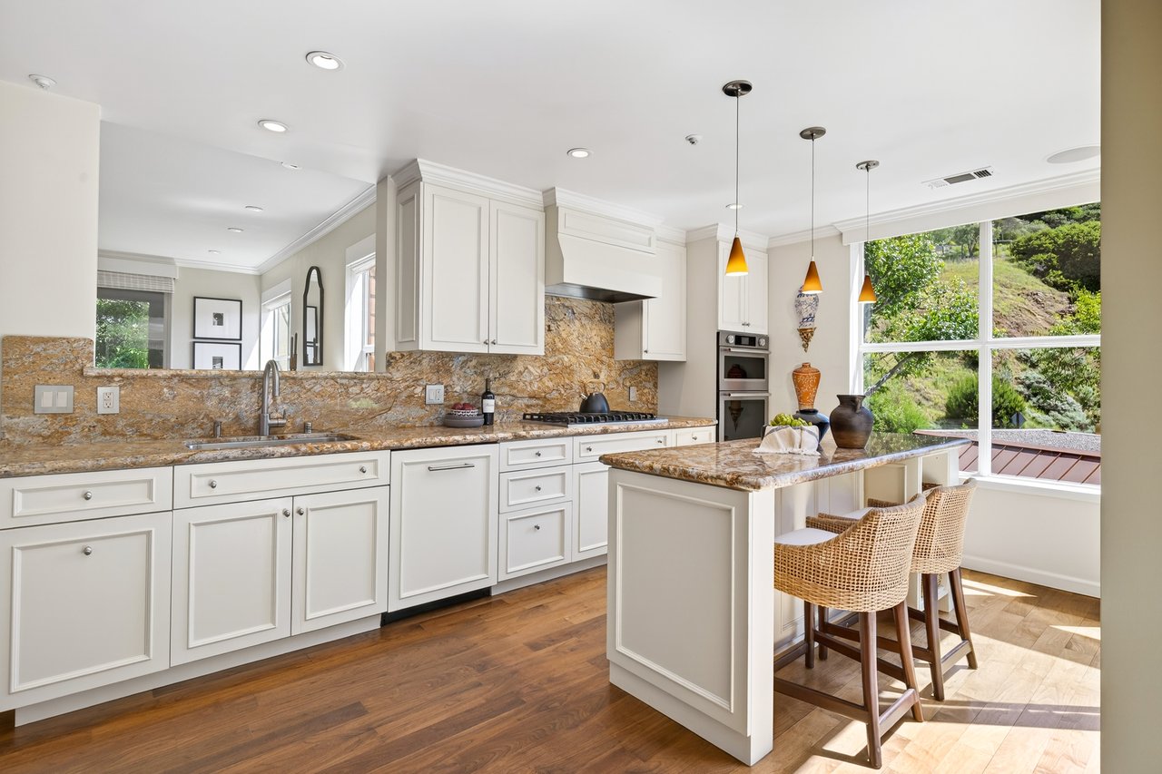 Luxurious End Unit in Point Tiburon