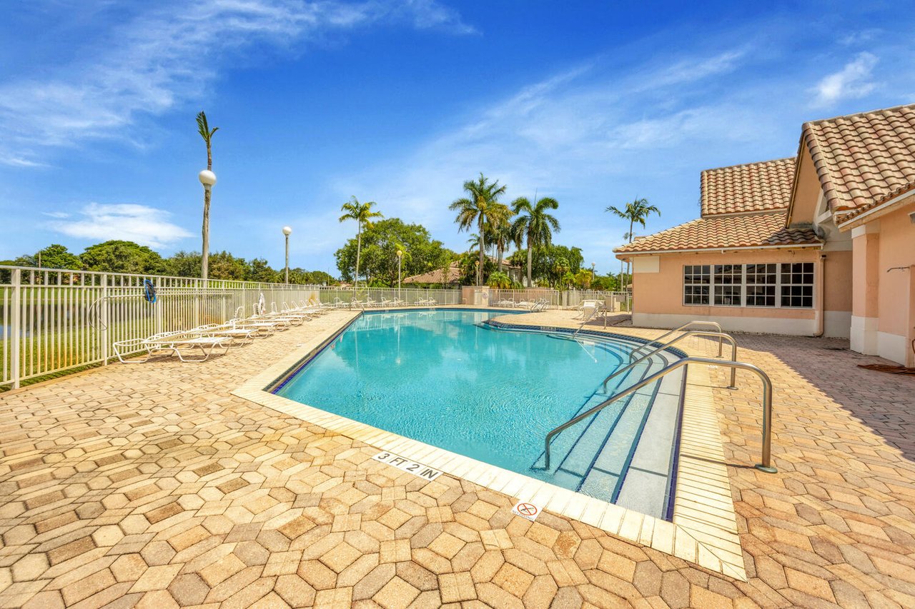 Lakefront Townhouse in Pembroke Pines