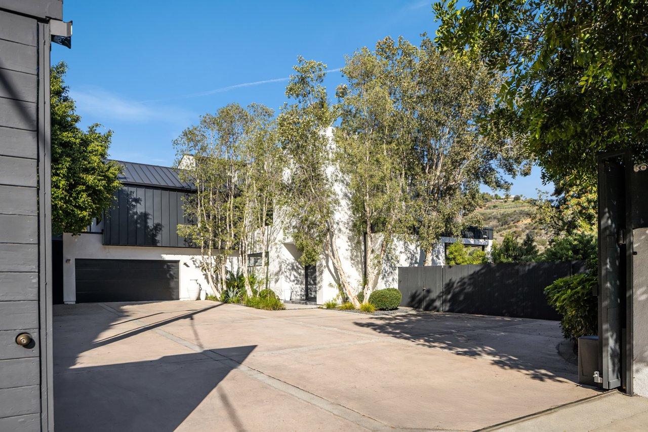 8080 Laurel View Dr, Los Angeles