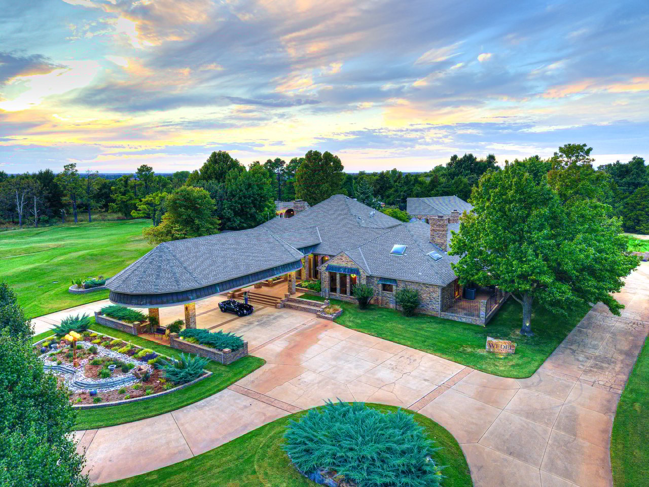 Private 18-Hole Golf Course Estate with Pickleball Court – A Once-in-a-Lifetime Opportunity in Edmond, Oklahoma - Wyatt Poindexter - The Agency OKC 