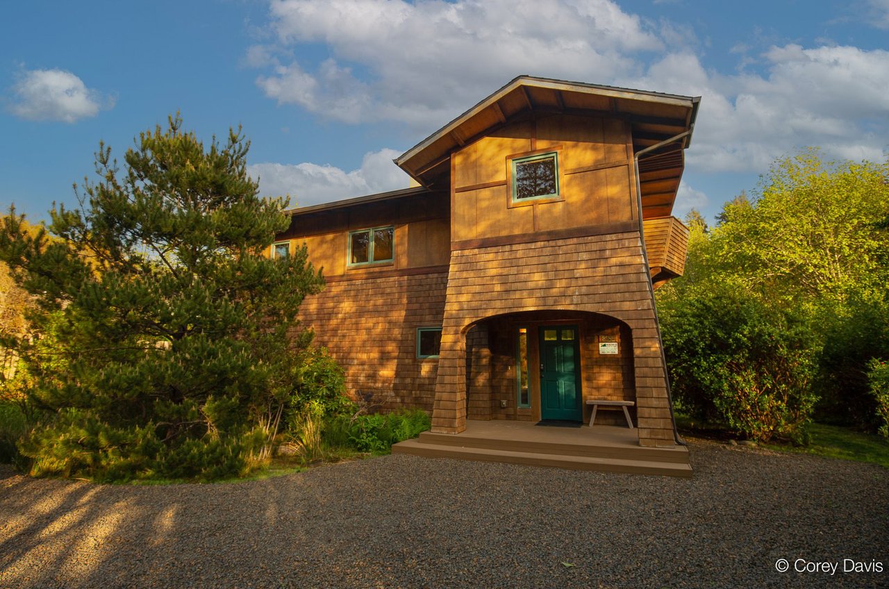 Sold custom Neahkahnie home at 8185 Nehalem Rd represented by Meadow Davis of Home + Sea Realty near beach access and green space