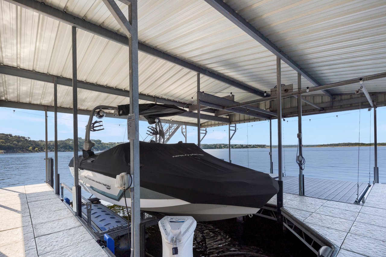 28' covered boat slip with lift