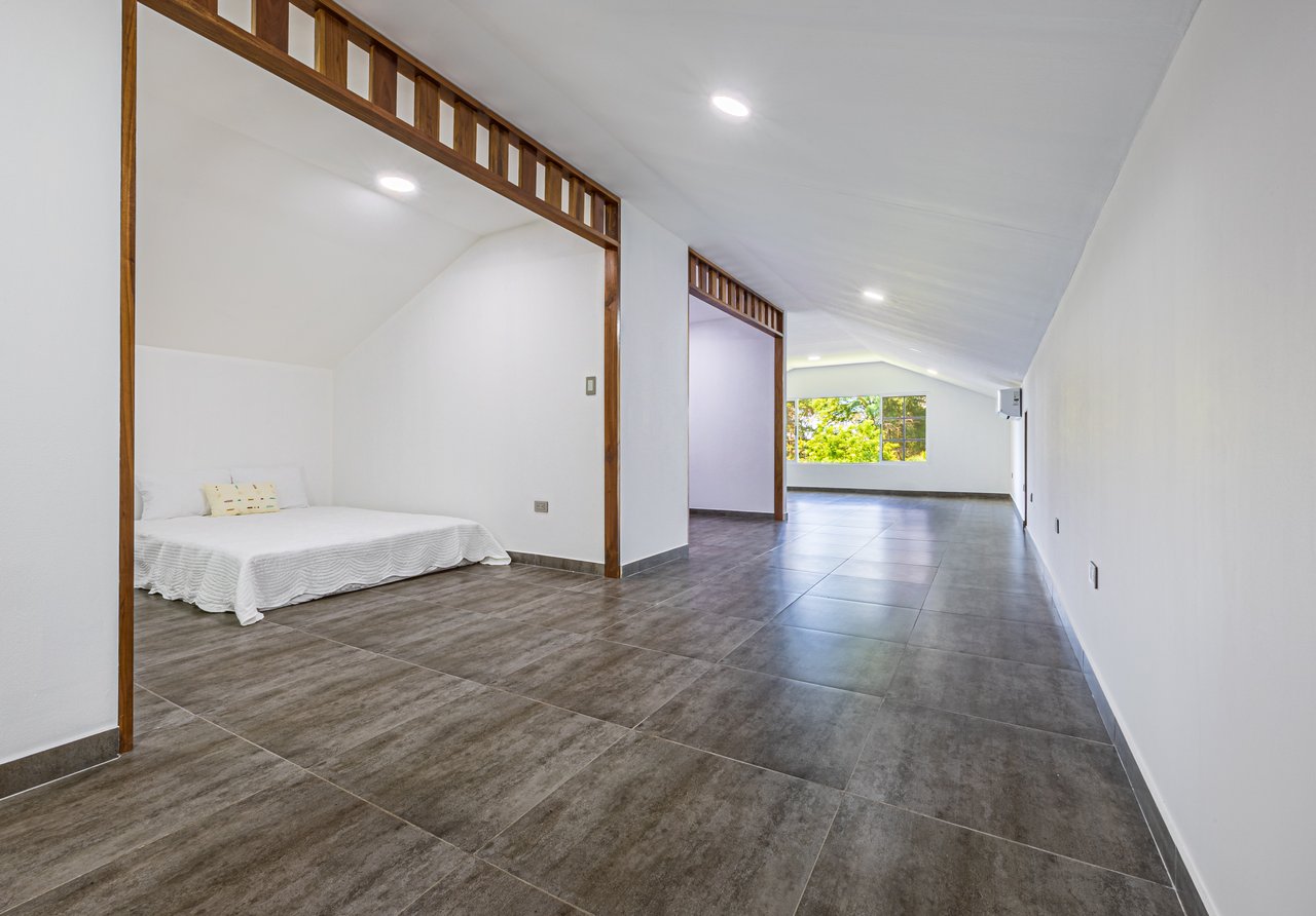 Exceptional 5-Bedroom Residence on Los Laureles Street – Prime Location & Versatile Layout