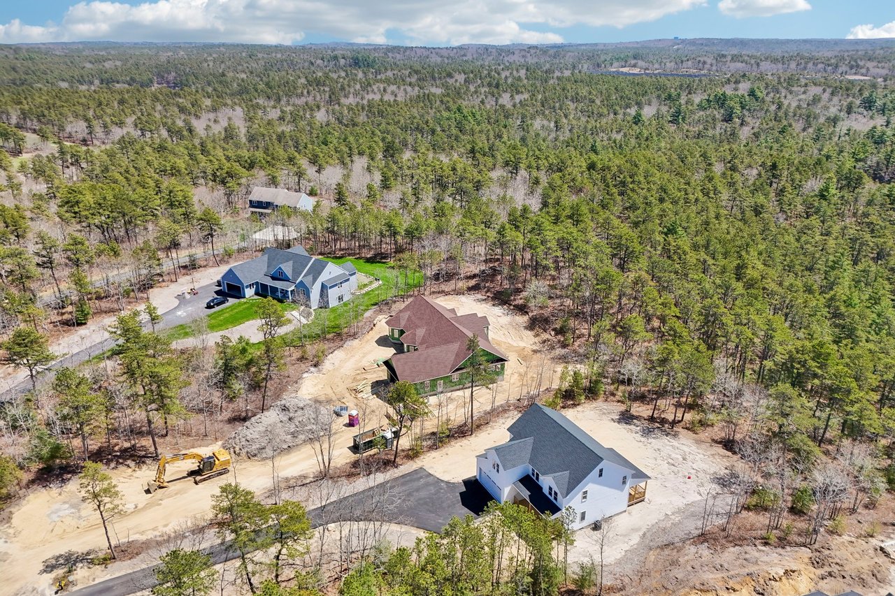 33 Seabiscuit Dr, Plymouth, MA 02360