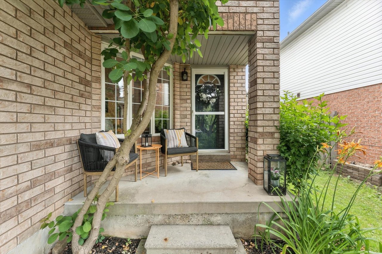 151 Mowat Cres