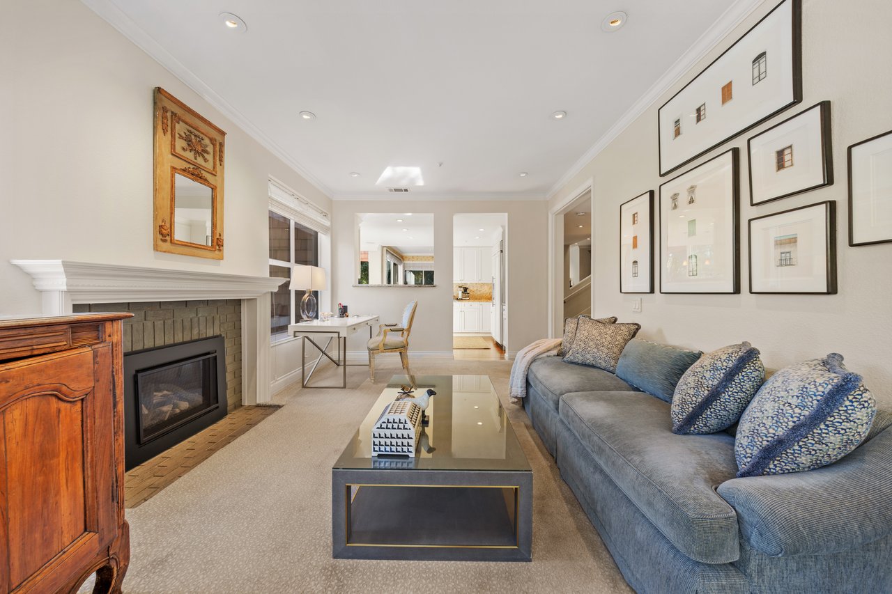 Luxurious End Unit in Point Tiburon