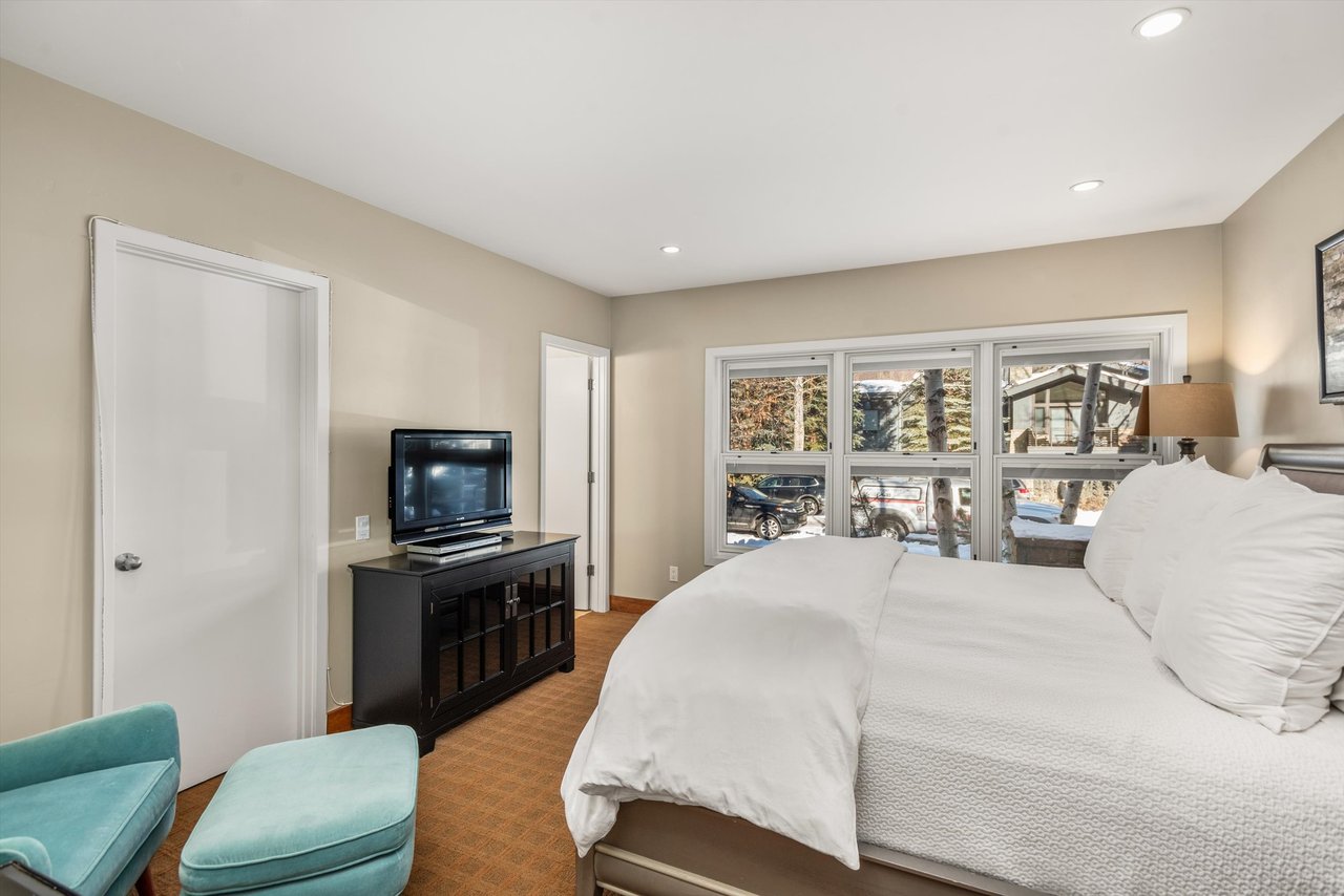 Aspen Core Luxury: Walk to the Gondola from this Spacious Townhome