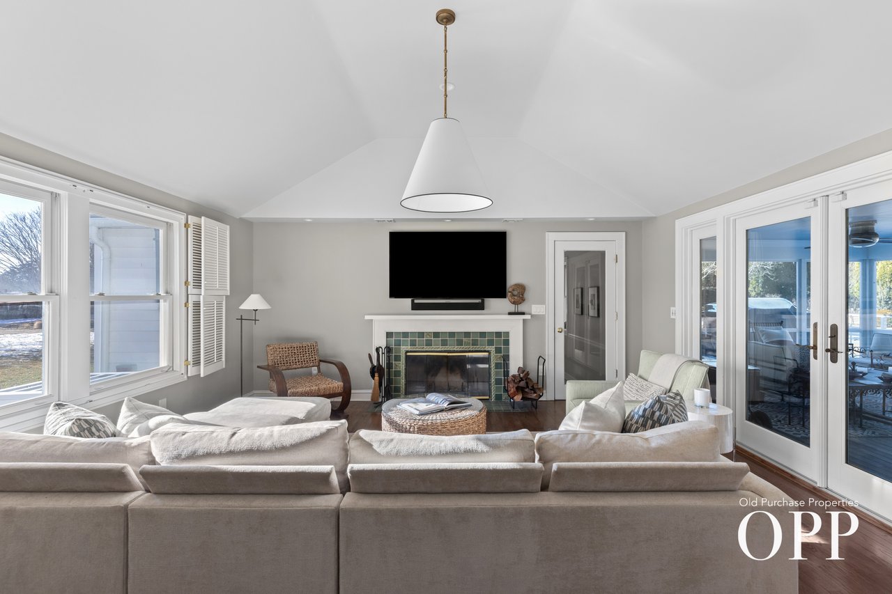 CHARMING SUMMER RETREAT WITH GARDENS & BAY BREEZES