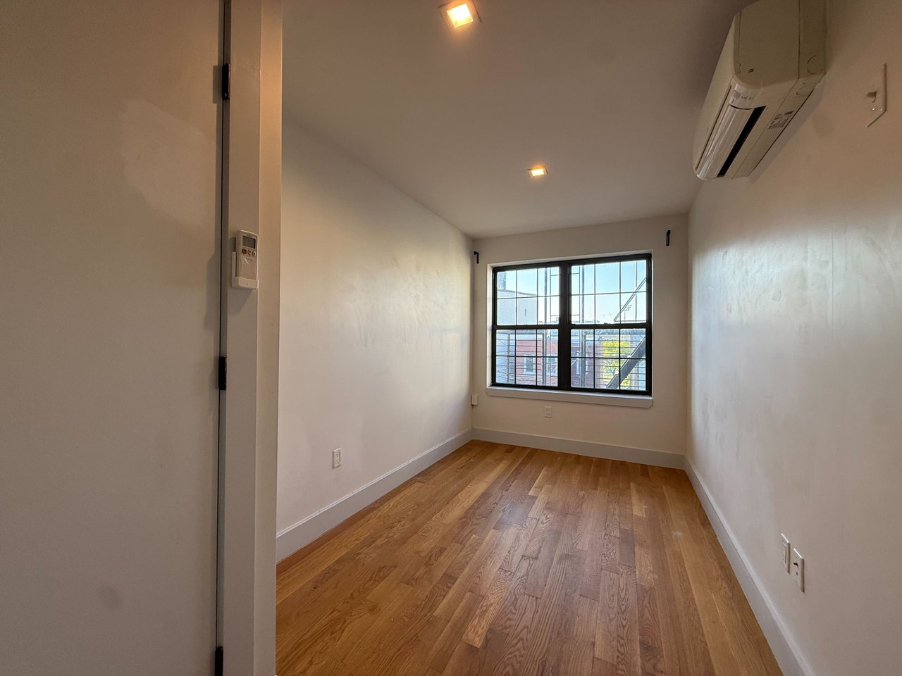 241 Scholes St 2L