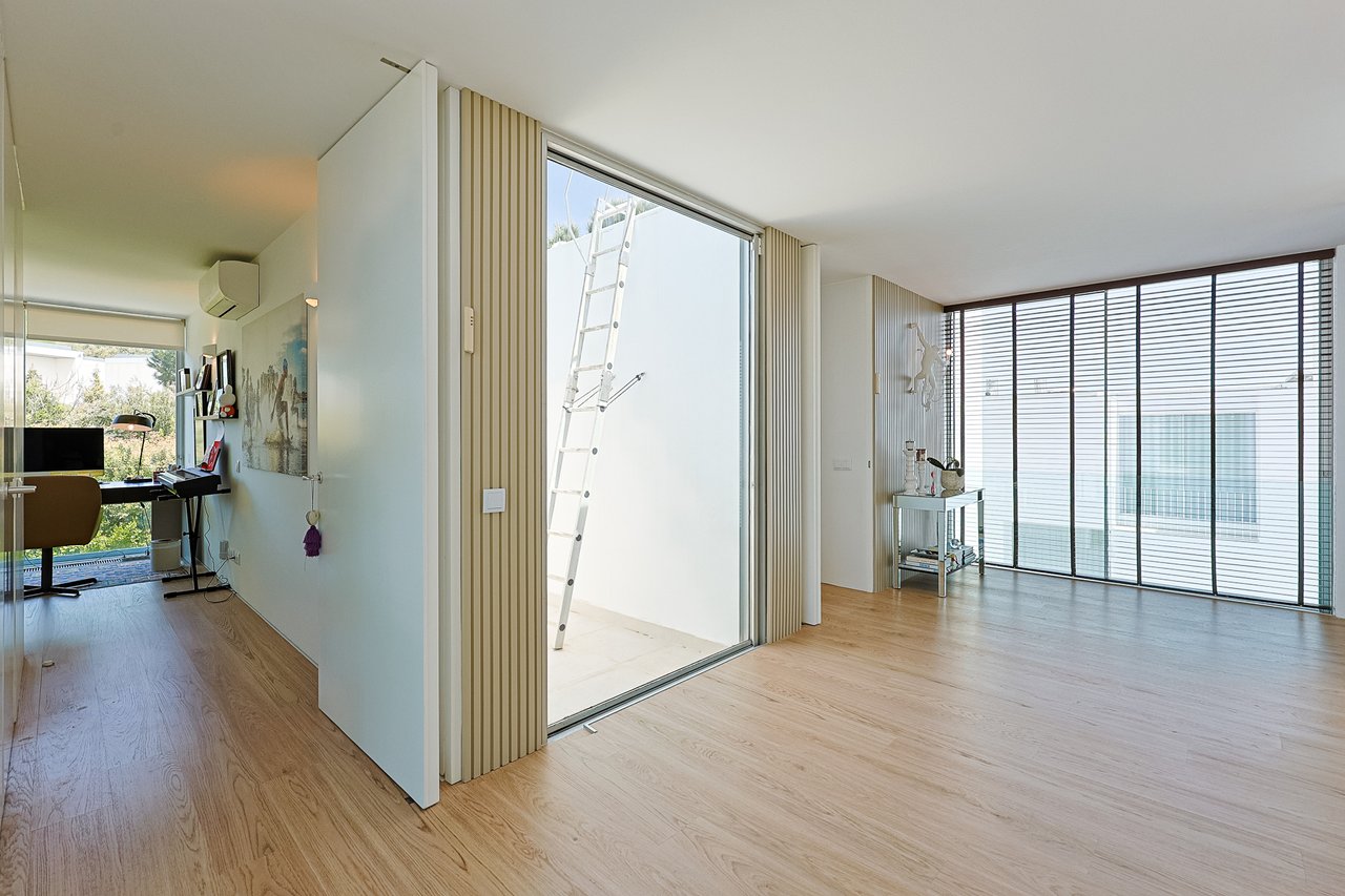 “The Green Villa” – Elegant Luxury Villa with Pool in Carnaxide, Oeiras