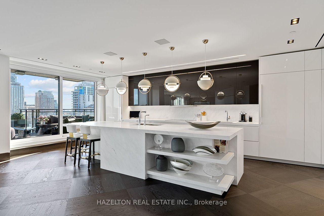 YORKVILLE'S PINACLE OF LUXURY PENTHOUSE