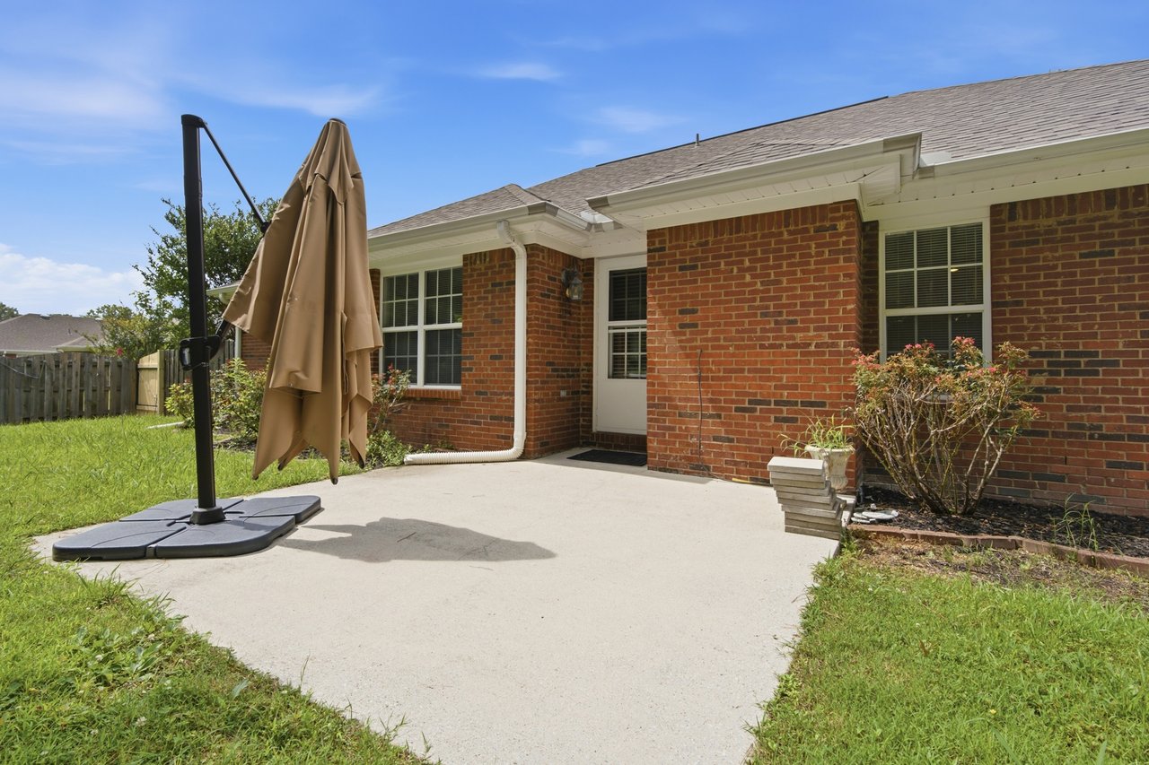 Beautiful Home Featuring Upgraded Finishes & Outdoor Privacy