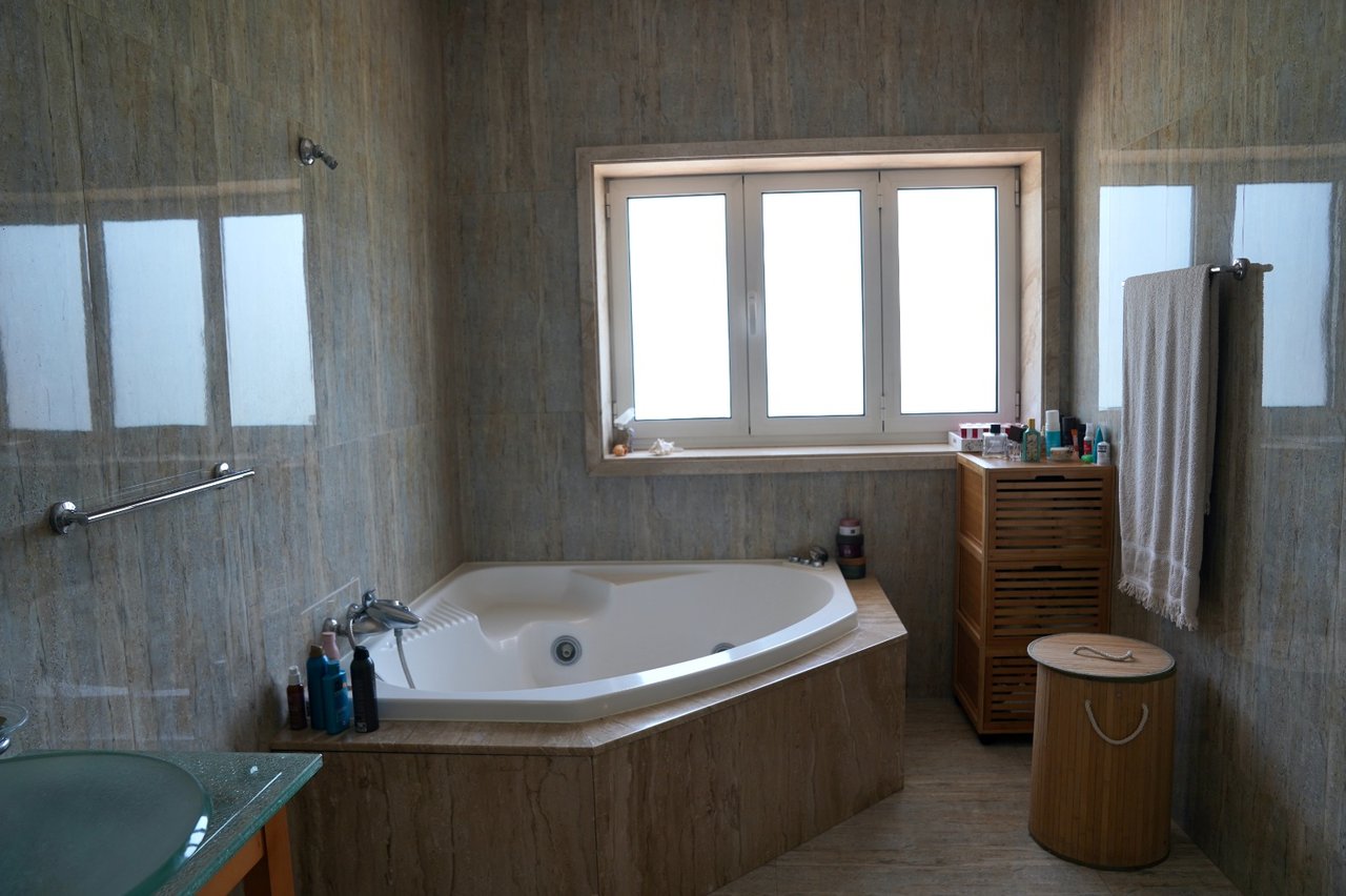 Spacious Three-Bedroom Villa with Swimming Pool and Tennis Court in Guardizela