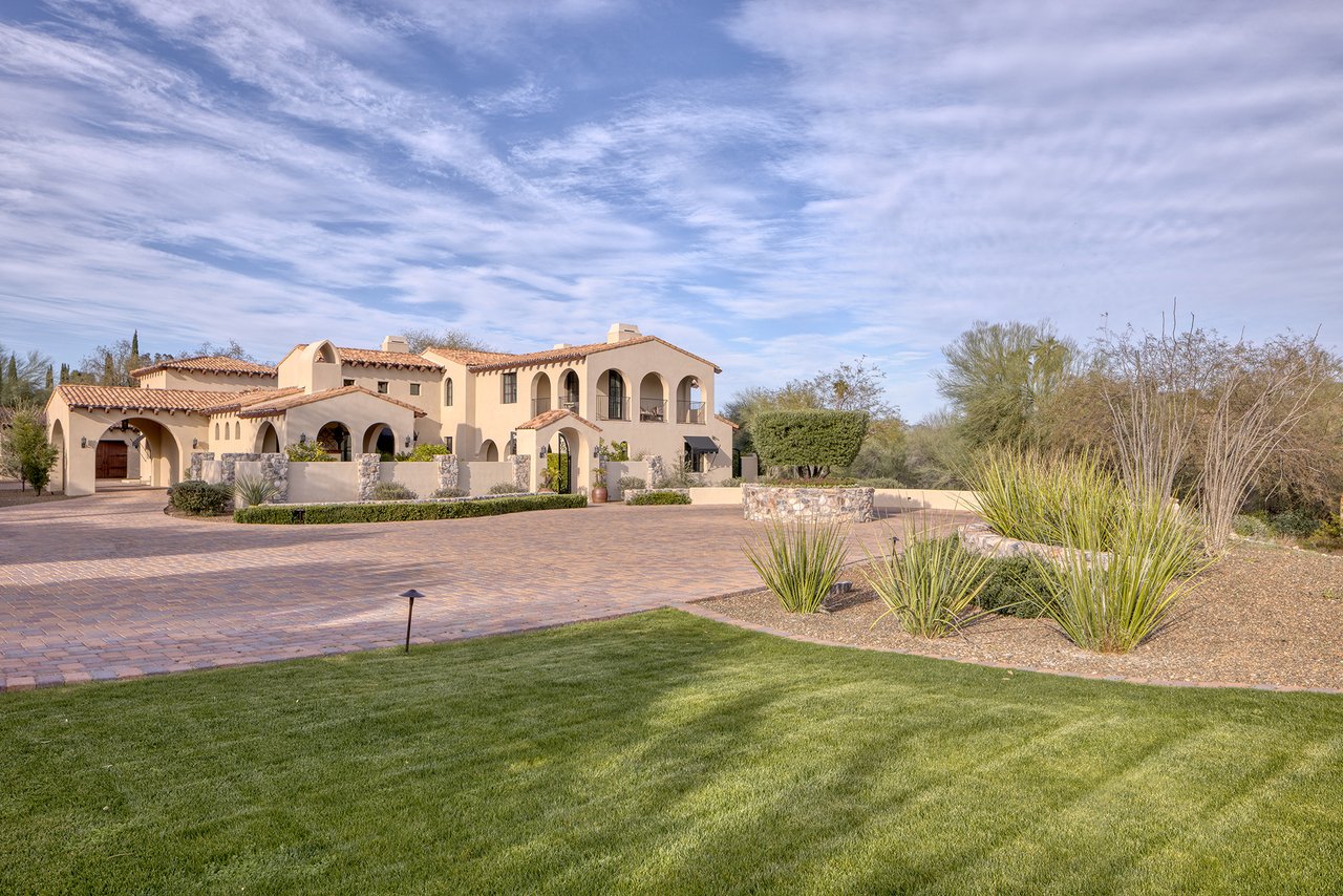 8243 N MOCKINGBIRD Lane