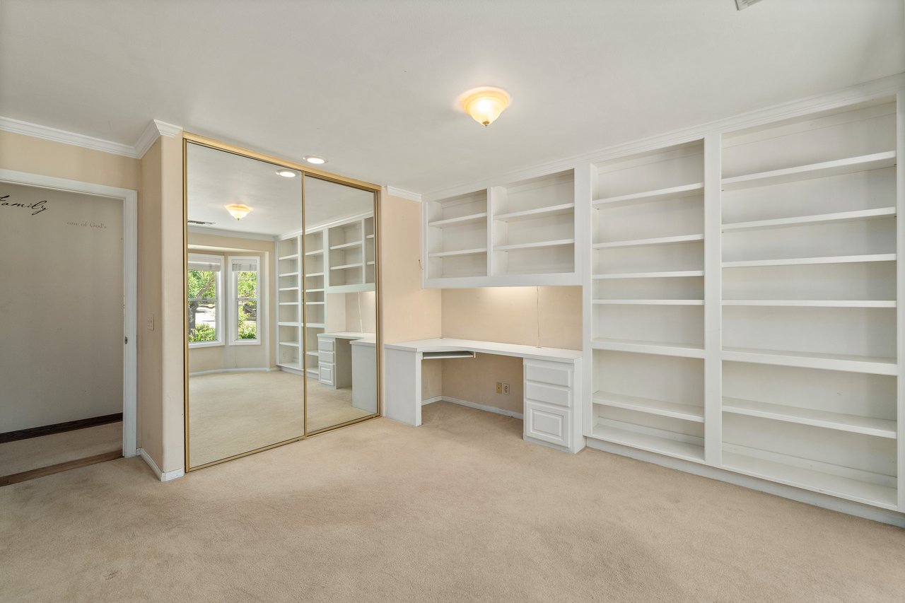 37797 Calle De Lobo