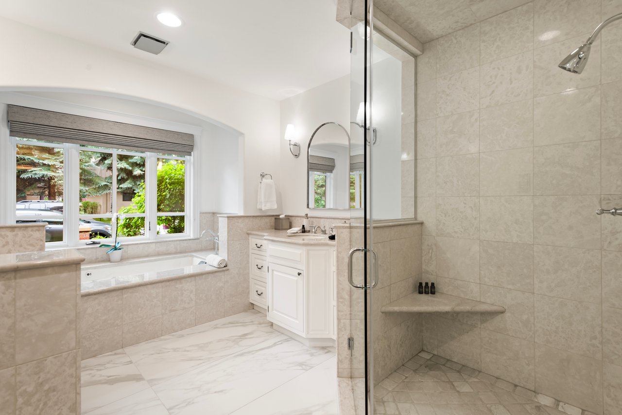 Beautiful Mountain Contemporary Townhome in Aspen Central Core