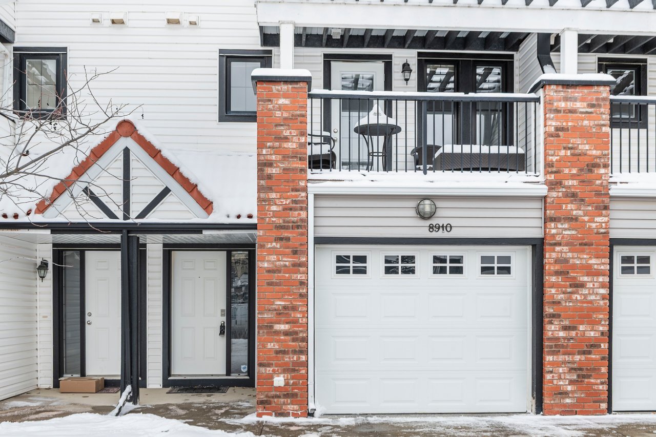 8910 Royal Oak Way NW