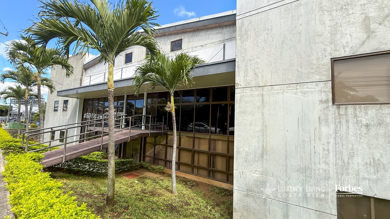 21581 - 3-Story Office/Warehouse with Easy Access to Route 27 in Guachipelin, Escazú
