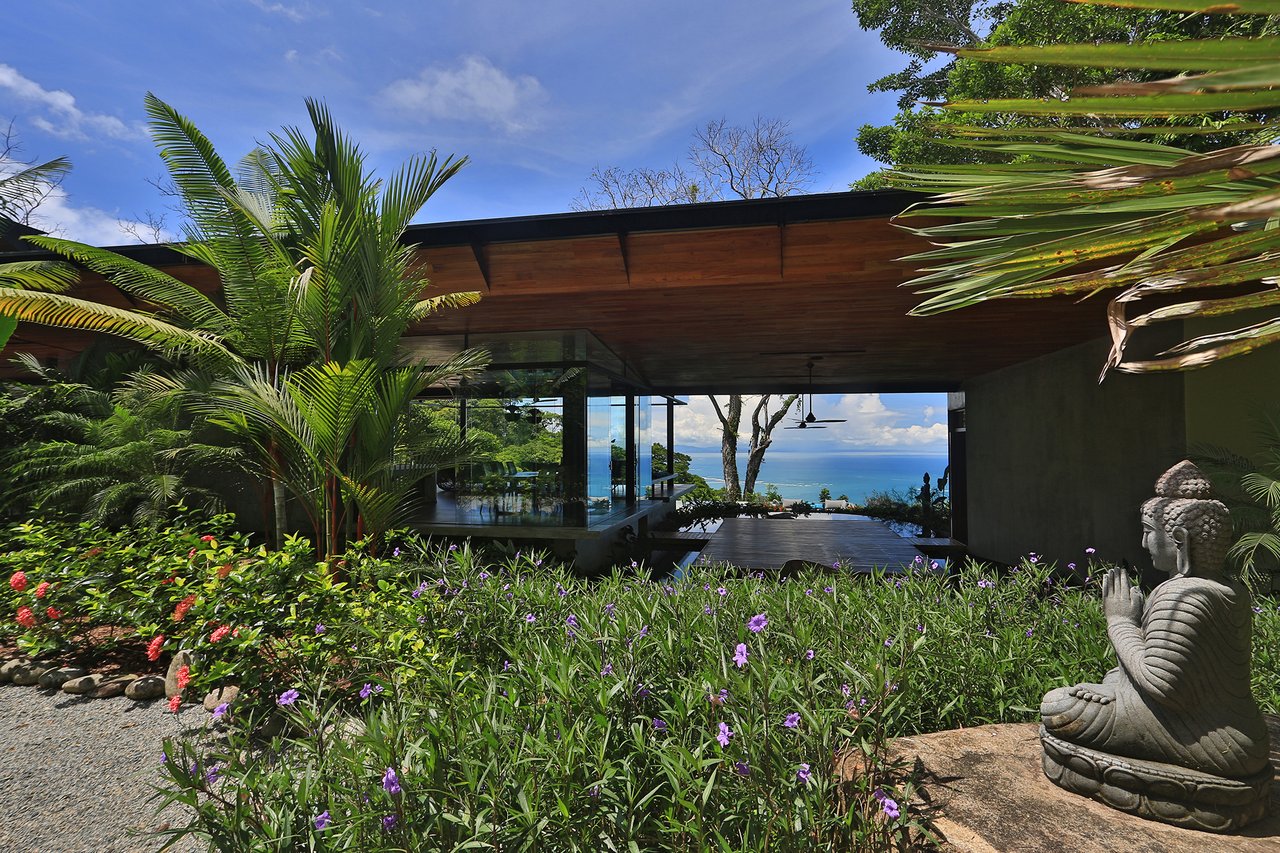 Casa Sanctuary ·  Luxury Jungle Villa · Whale Tail View