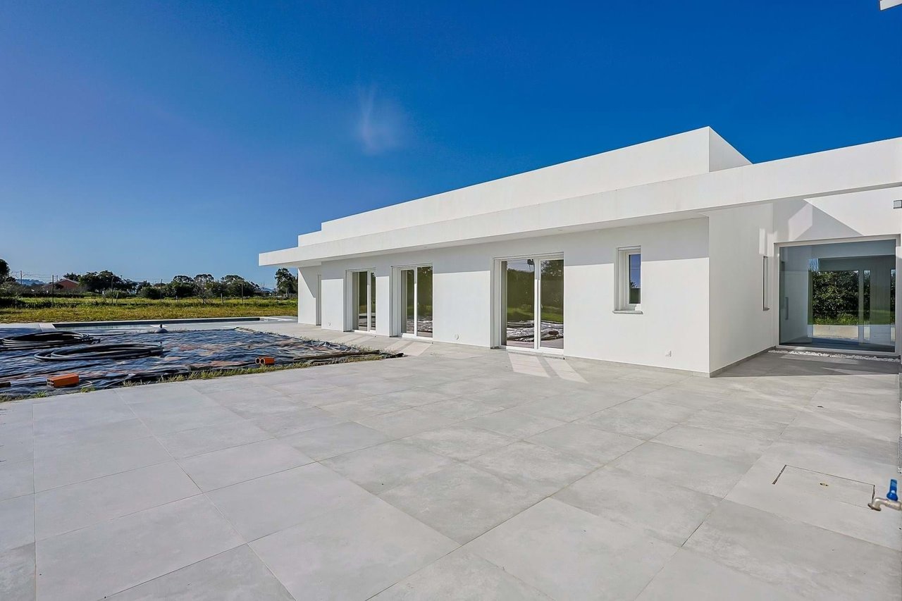 Luxurious 5-Bedroom Home with Pool and Panoramic Views Near Lisbon