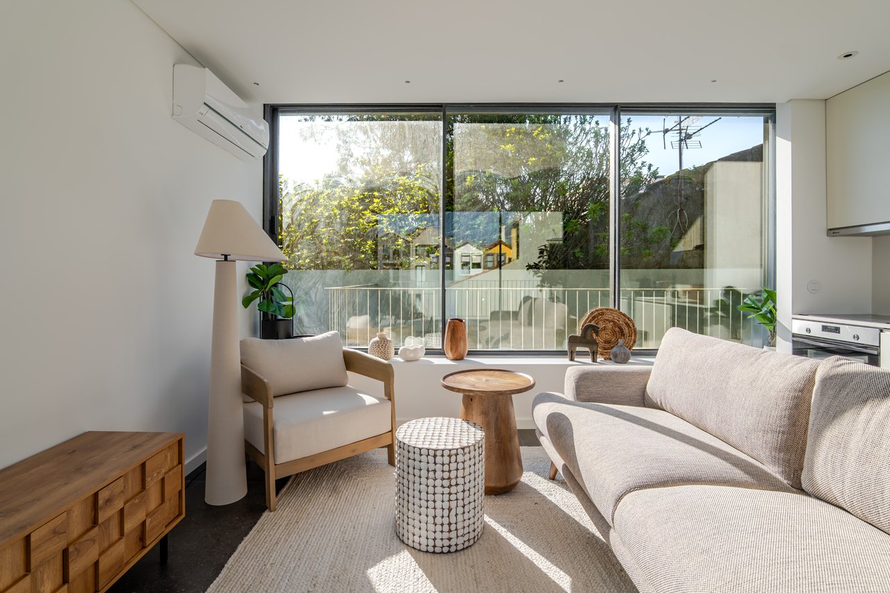 Modern 2-Bedroom Apartment with Expansive Private Terrace & Sort-term Rental (AL) License in Central Porto