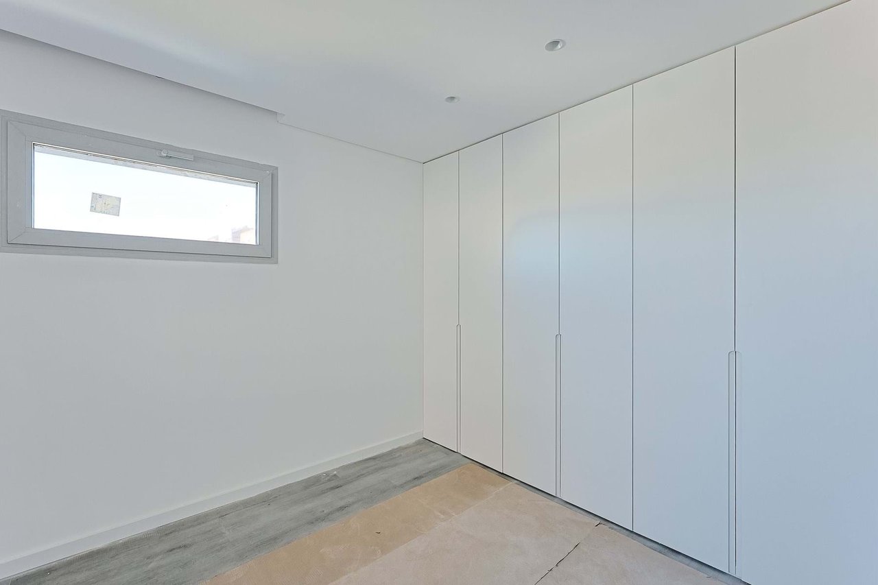 Modern 1-Bedroom Apartment in Camarate, Loures