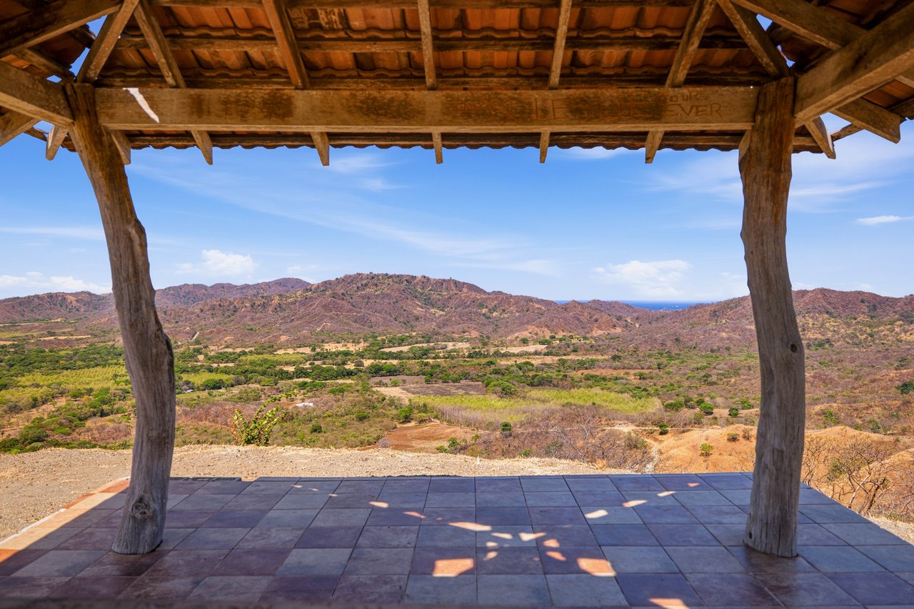 Finca Las Ventanas | Expansive Mountain View Estate Near Potrero