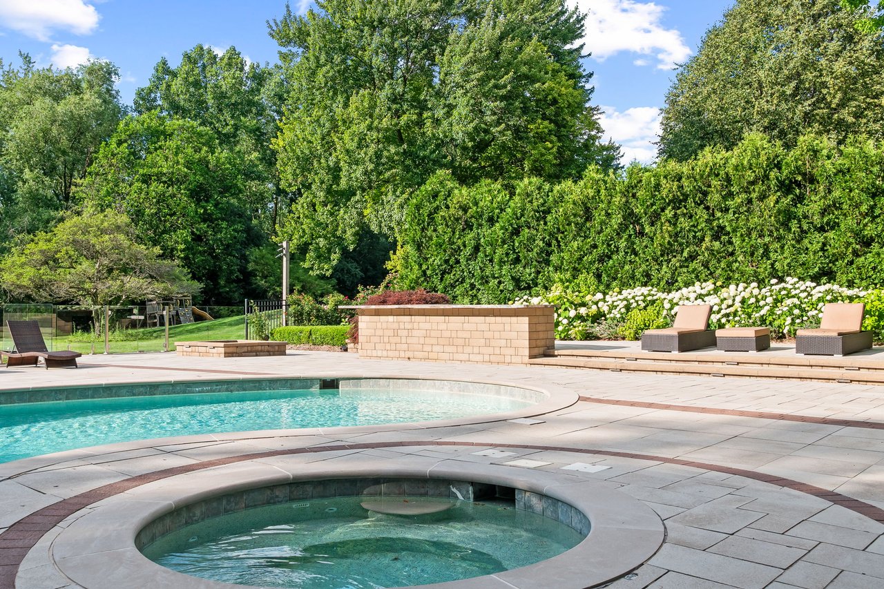 260 Woodwind Dr, Bloomfield Hills