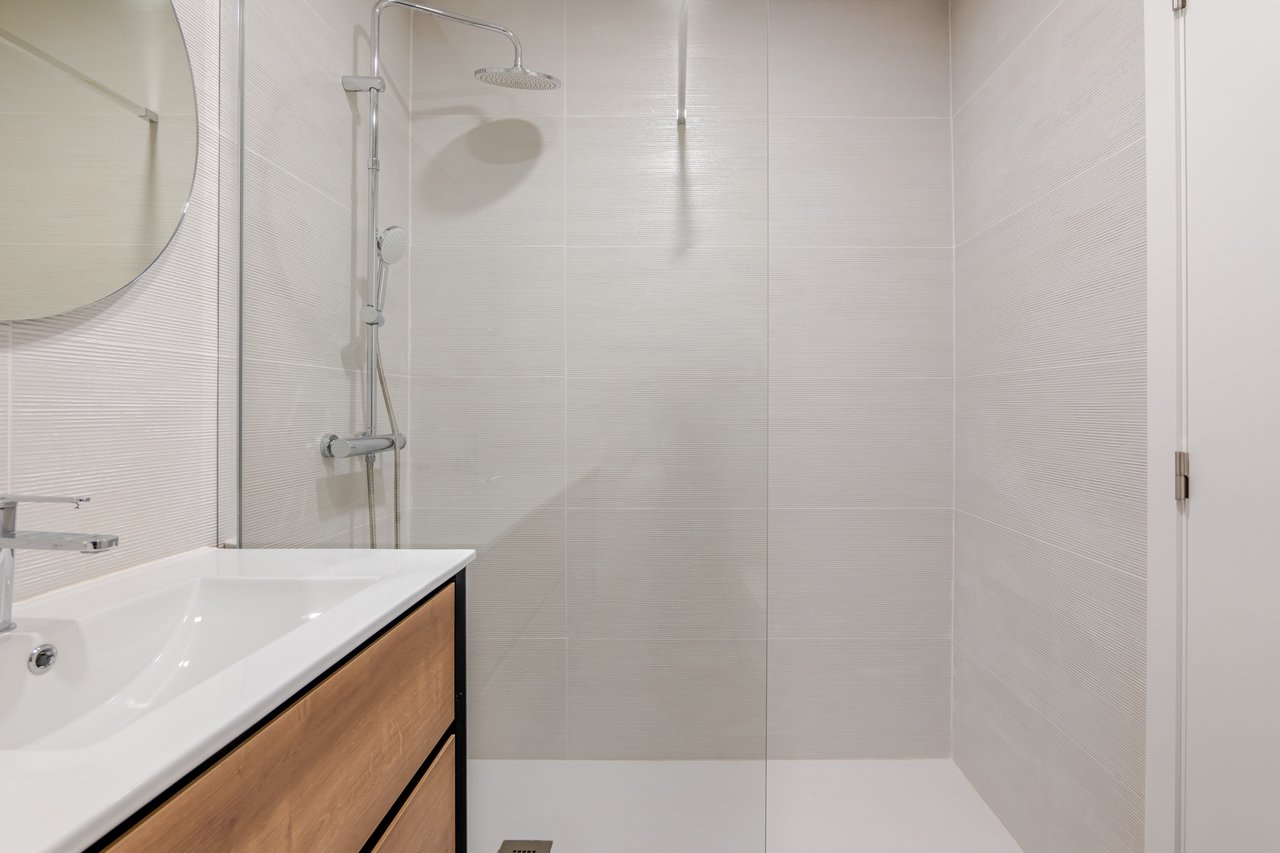 Renovated 3-Bedroom Apartment with 2 Bathrooms and Lift in Bonfim, Porto