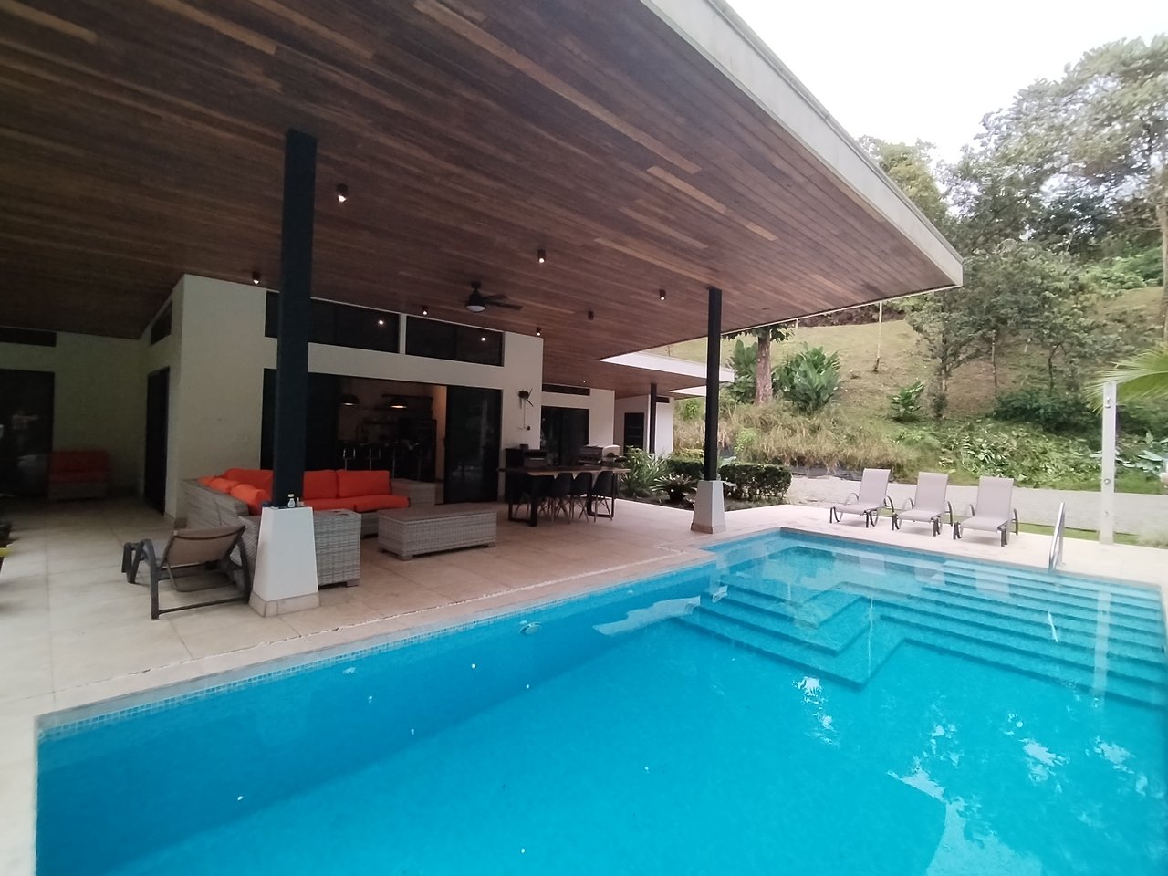 Villa Shanti: Luxurious 3-Bedroom Jungle Home in Ojochal, Costa Rica