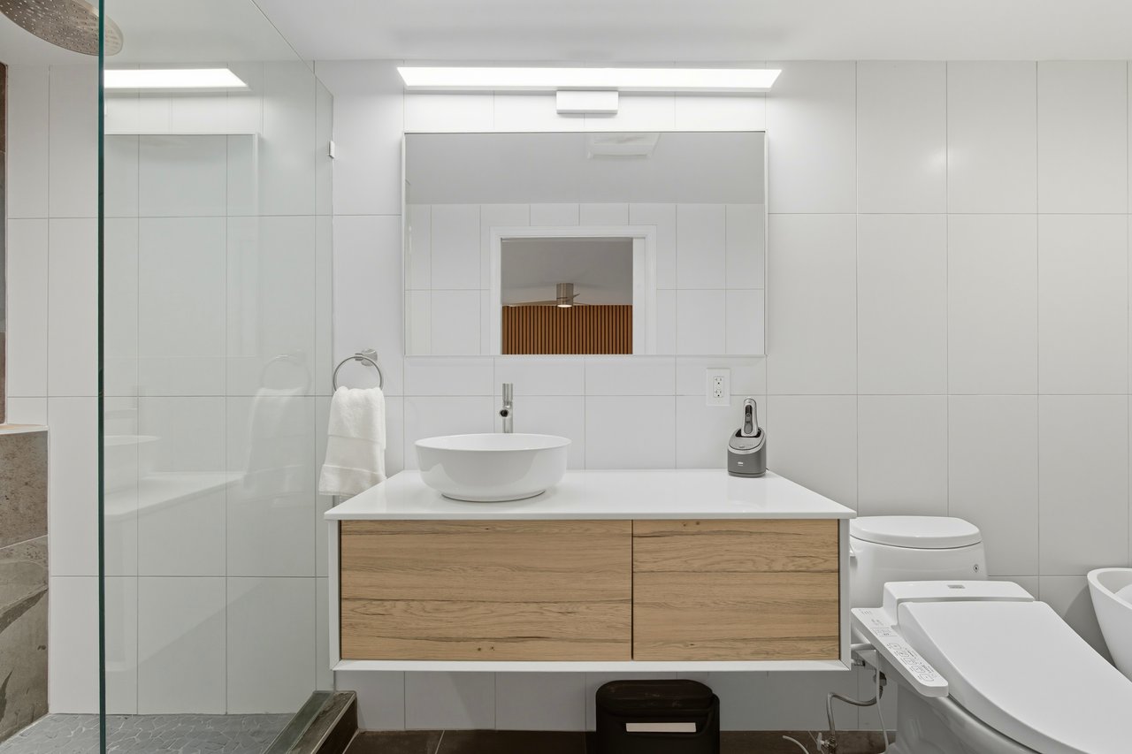 Turnkey 2 Bed Townhome plus Den & Designer Finishes 