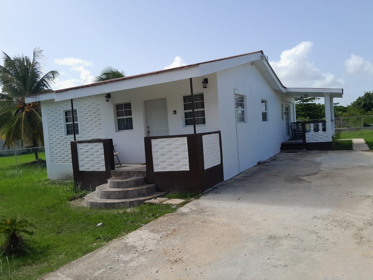 Suburban Comfort 2 bed 1 bath apartment