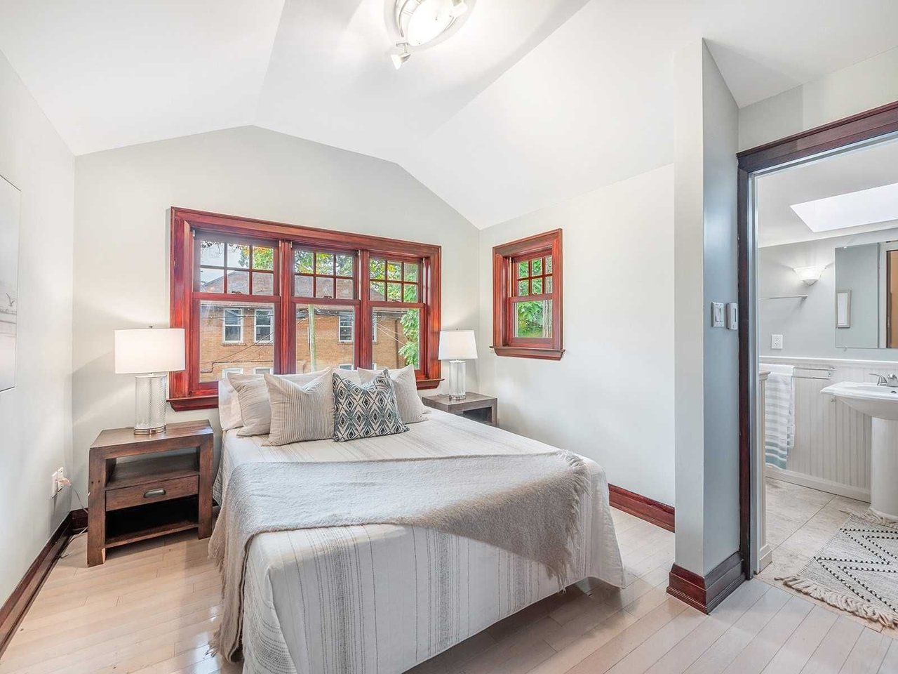 8 Fernwood Park Ave