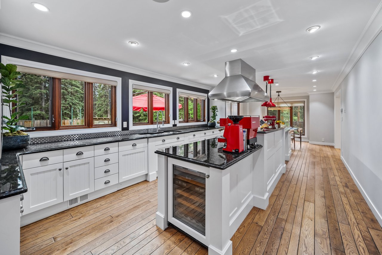 Private Mountain Retreat on Nearly Half an Acre