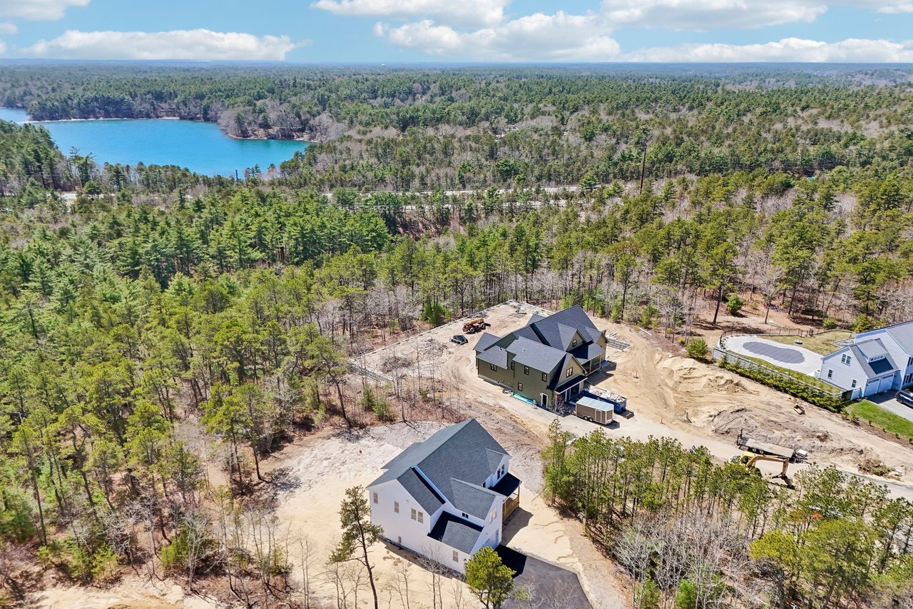 33 Seabiscuit Dr, Plymouth, MA 02360