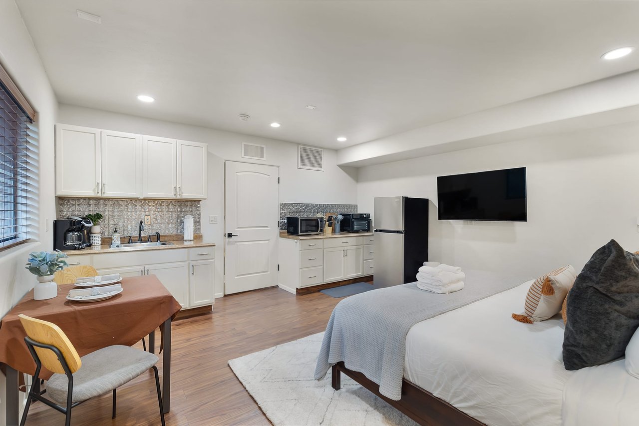 Mammoth Rock Lodge-New Family Home Remodeled, 2 Hot Tubs & Game Room